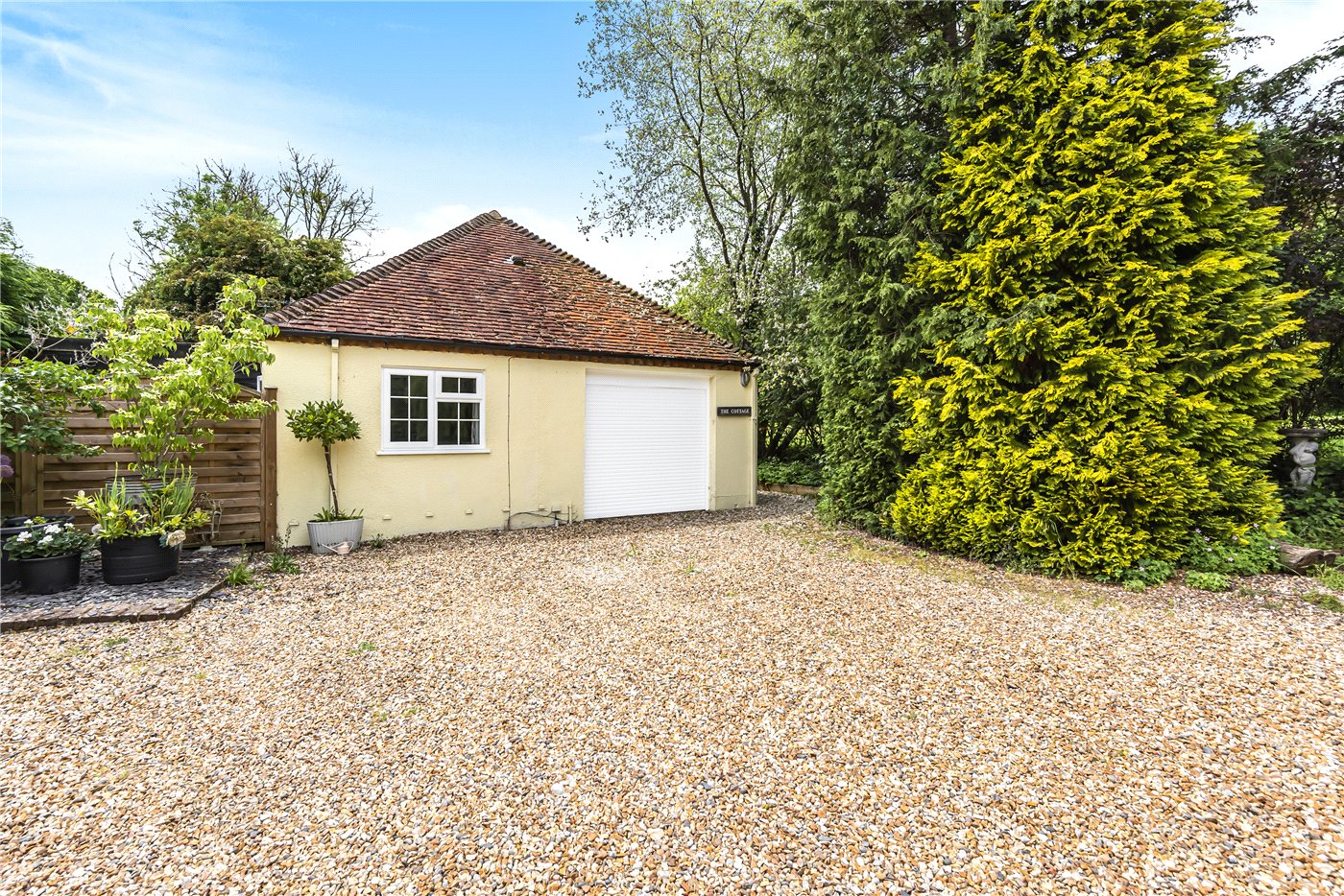 Farnham Road, Holt Pound, Farnham, GU10